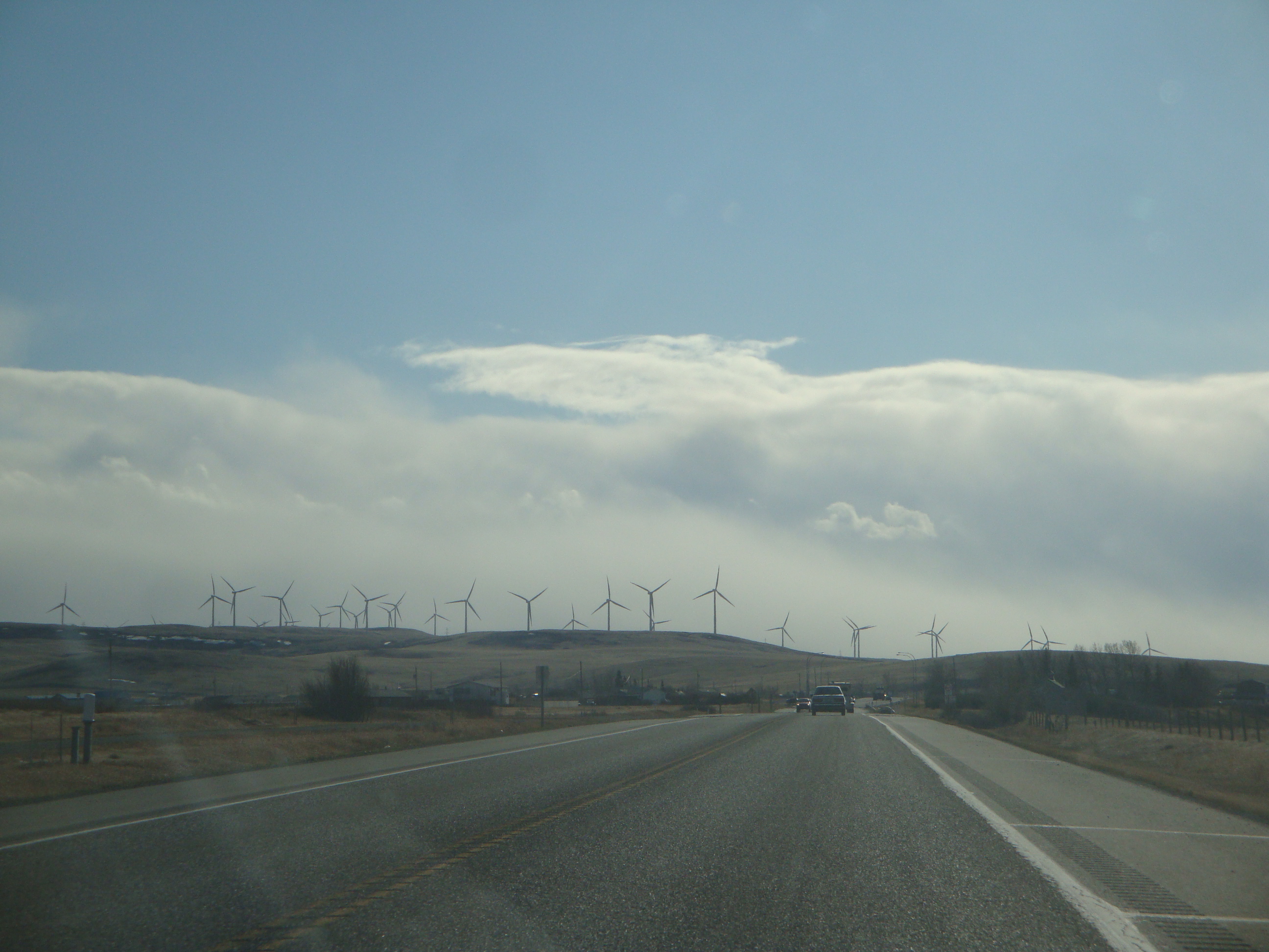 Dans les Prairies, champ d'eoliennes