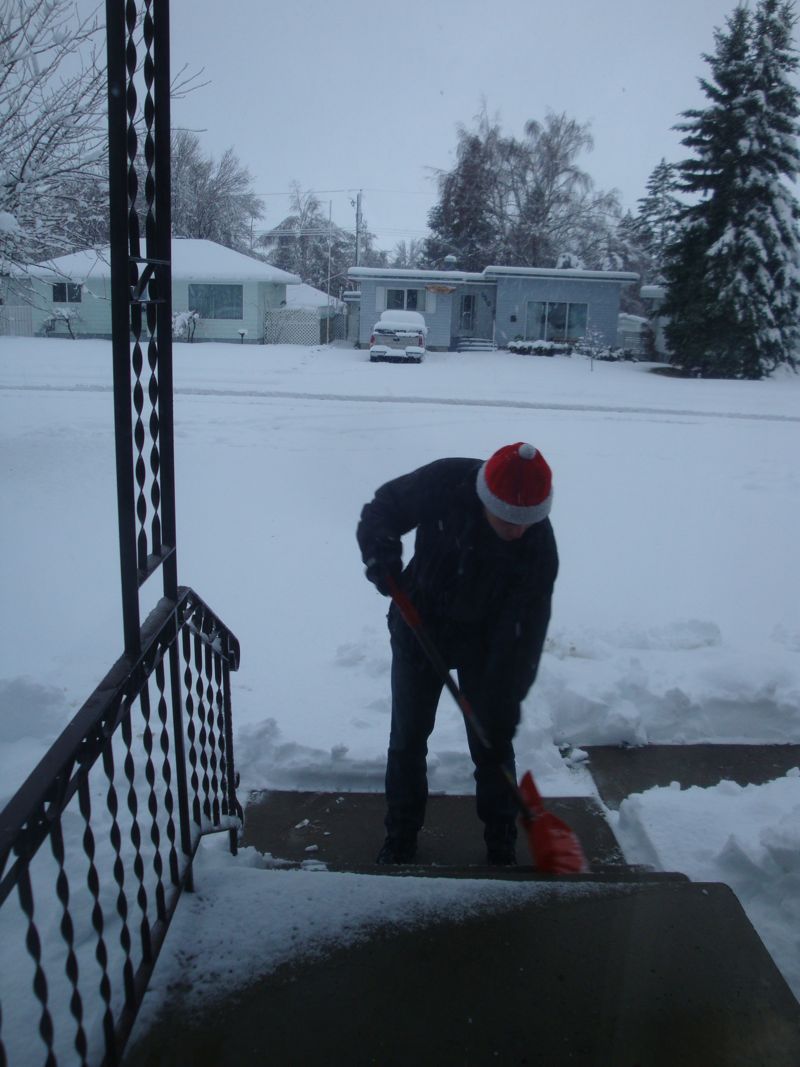 Le pere Noel qui deblaye la neige...ahahahahah.. "il est ou mon cadeau??"